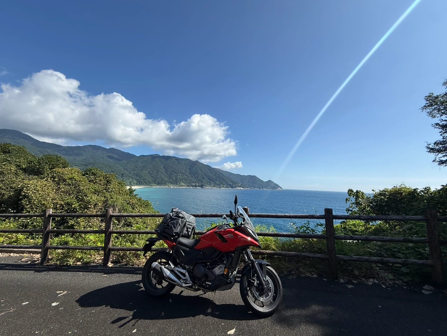 肝付町の海と山を望む展望スポットに停めたNC750X