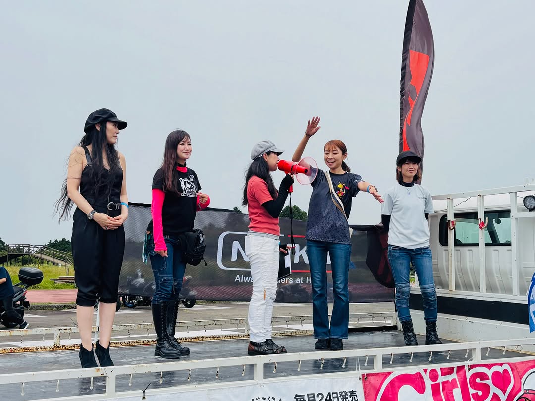 ステージでトークに参加するmotiv代表・岸夏苗 / Kanae Kishi taking part in the talk on the venue stage